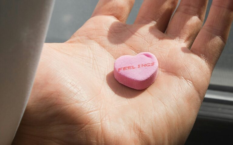 Hand met snoepje met de tekst 'feelings'